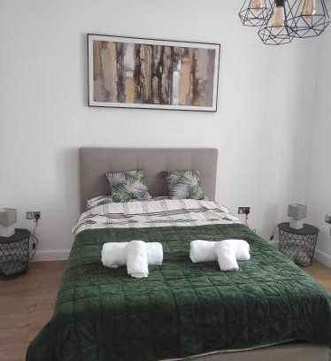 Tottenham Apartment | Cosy Private Home in London with Garden