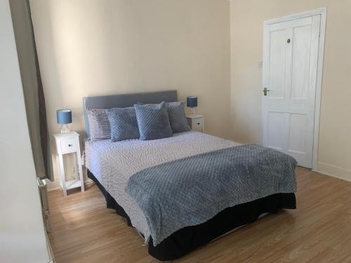 Walthamstow Bed & Breakfast | cosy room by c