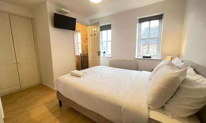 Eltham West House | Cosy Room with En-suite in Greenwich