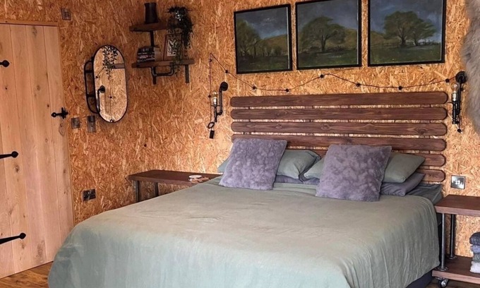 Clitheroe Cabin | Cosy rural retreat. Perfect for couples. Dog-friendly.