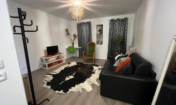 Noisy-le-Sec Apartment | COSY STUDIO 5KM FROM PARIS NEW