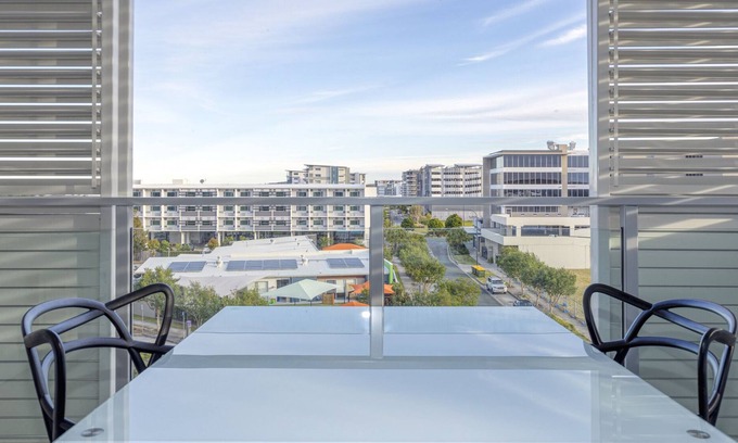 Birtinya Apartment | Cosy Studio Apartment with Balcony Seating