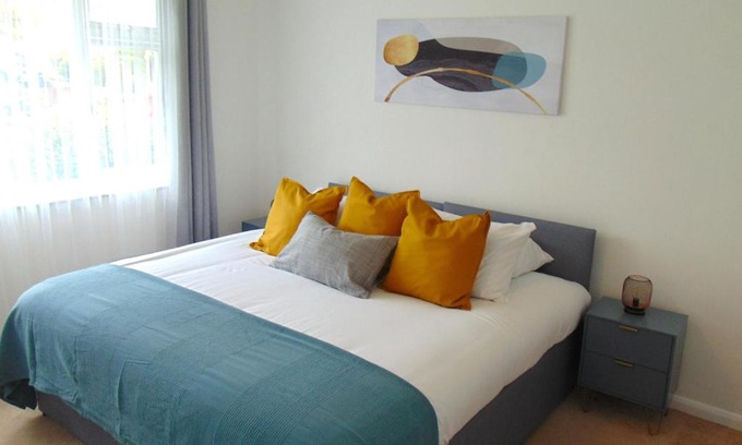 Brentwood House | Cosy Two Bedroom Bungalow in Hutton Brentwood with Free Parking & Garden