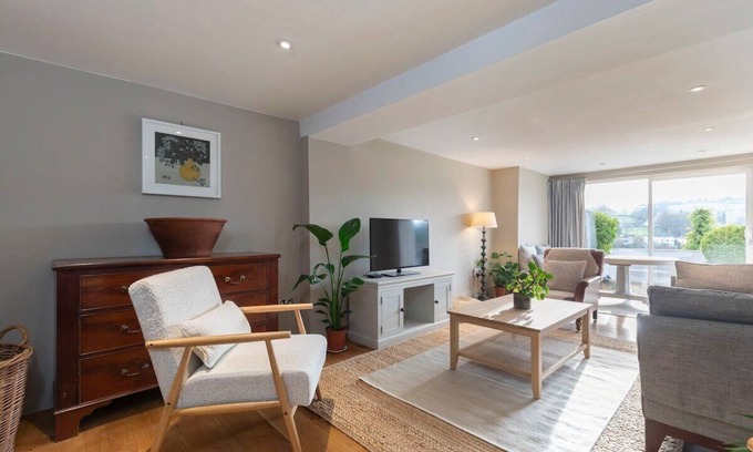 Nailsworth House | Cotswold Hillside Retreat with Stunning Views