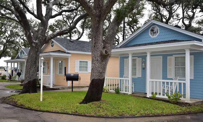 Fulton House | Cottage 20 at D&R Pelican Bay Resort