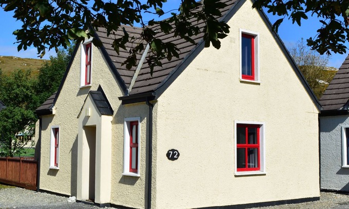 Clifden Cottage | Cottage 346 - Clifden - sleeps 6 guests in 3 bedrooms