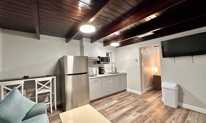 Tavares Cottage | Cottage 35: Blue Heron Hideaway - Waterfront Lodging in Downtown Tavares, FL