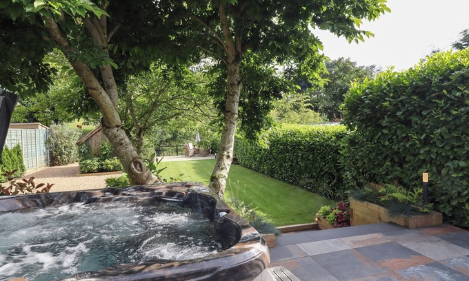 Fence Cottage | COTTAGE BY THE RIVER, family friendly, with hot tub in Whalley