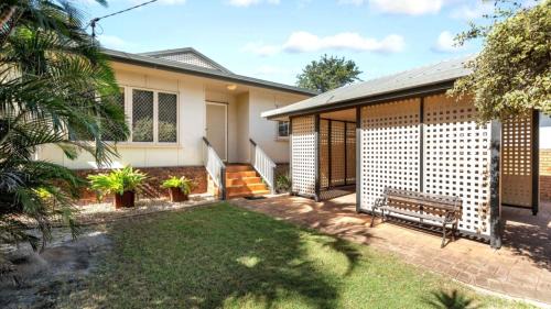 Woorim House | Cottage By The Surf Beach