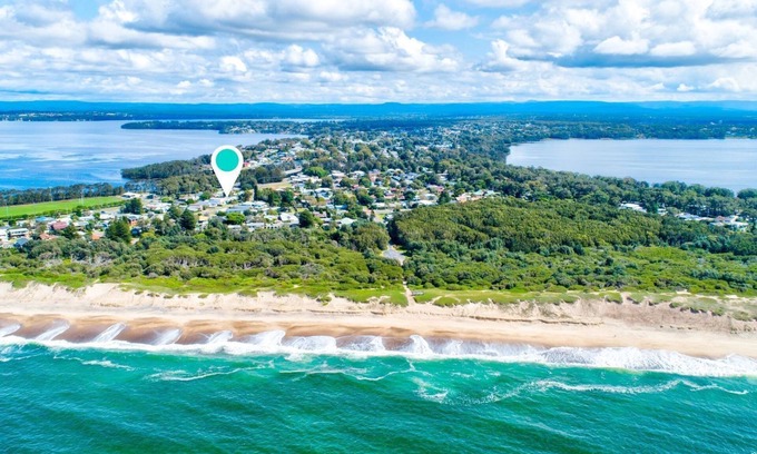Budgewoi House | Cottage Hideaway - Pet Friendly