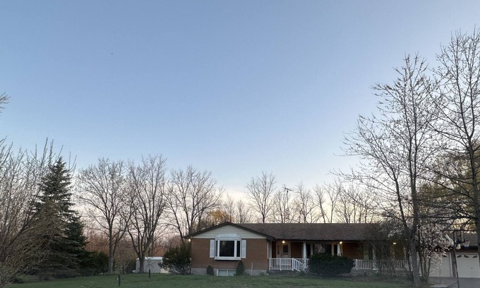 Halton Hills House | Cottage House by the city