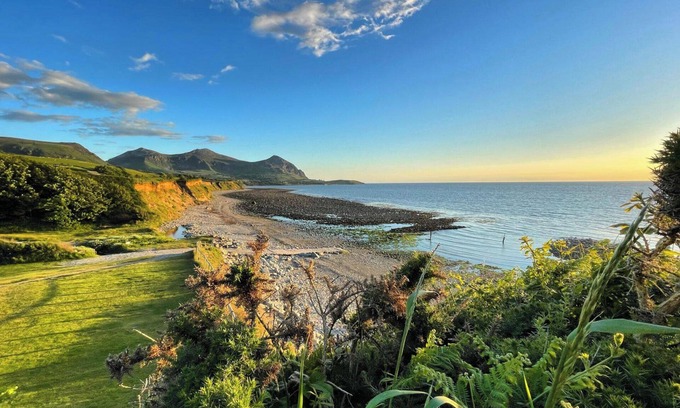 Trefor Cottage | Cottage - Sleeps 4 - Pet Friendly - Terrace