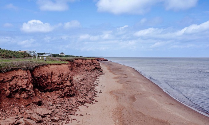 Darnley Cottage | Cottage steps away from Thunder Cove Beach and a surround views of the ocean