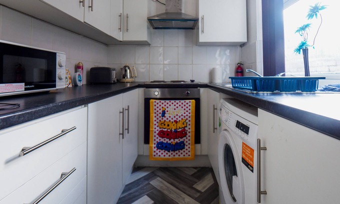 Stoke-on-Trent Apartment | Couldon Lodge Family Room 3