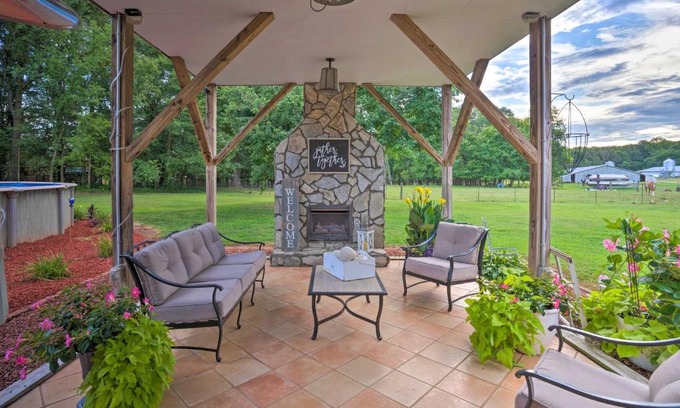 Waxhaw Apartment | Country-Chic Studio with Pool and Stable Access!