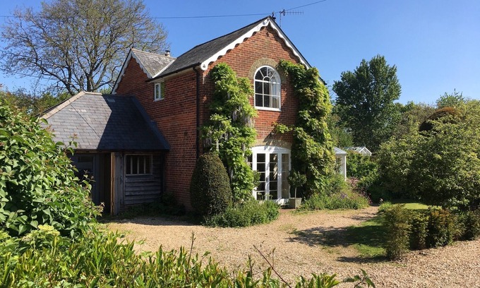 New Forest District Cottage | Country cottage set in a peaceful hamlet on the edge of the New Forest