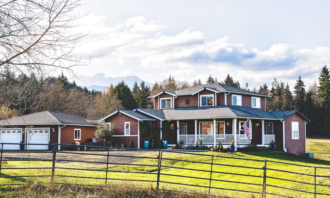 Port Angeles House | Country Estate-Magical Sunsets-Pet Friendly