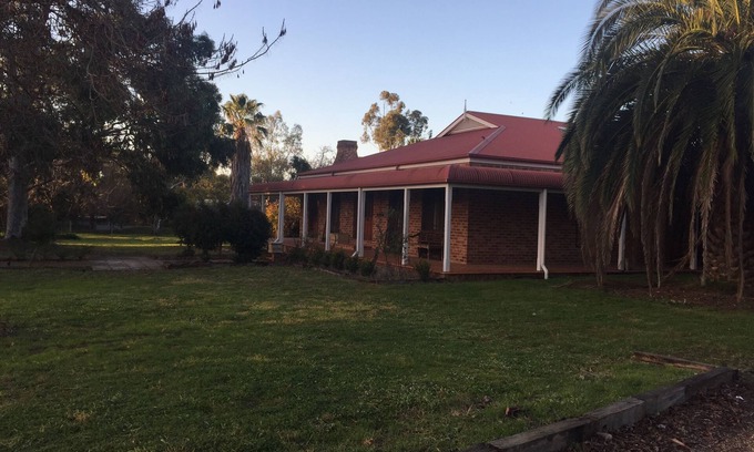 Lake Albert House | Country House - Large Home suitable for travelers, workers and families