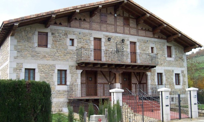 Eguaras House | Country House 'Sagastietxea L' with Private Garden