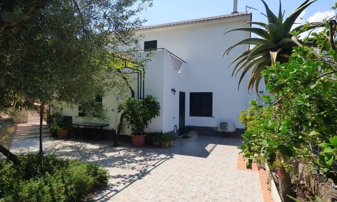 Patti House | Country villa with a view of the Aeolian Islands