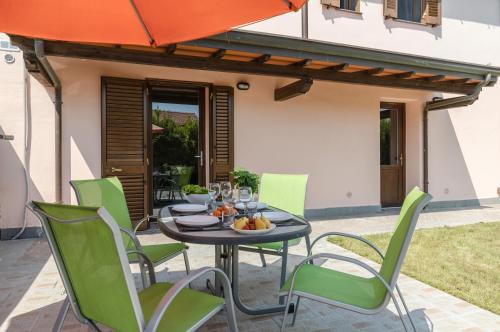Cascina Apartment | Countryside Apt with Swimming Pool and Parking