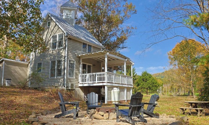 Etlan Cottage | COUNTRYSIDE GETAWAY: Two bedroom cottage in Sperryville near Old Rag Mtn.