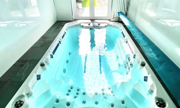 Fowlmere House | Countryside Retreat - Indoor Pool, Sauna, Hot Tub - Ideal for long Stays