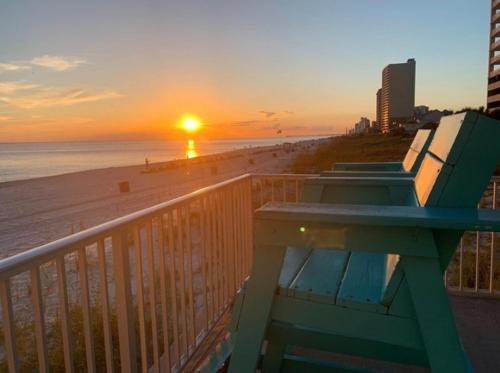 Panama City Beach Apartment | COUPLES GETAWAY, HONEYMOON SWEET, Perfectly Cozy Beach Front Condo with kitchen, pool, free parking,CHECK-IN AT DOOR
