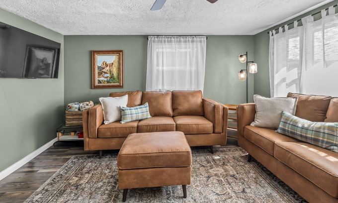 Prineville House | Court Street Cottage | Downtown Prineville Getaway