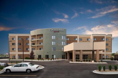 Bay City Hotel | Courtyard Bay City
