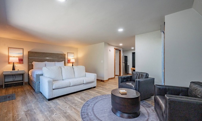 Thayerville Hotel | Cove Creek Lodge 109: Lakeside Executive King Suite