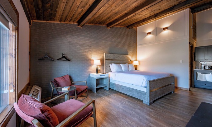 Thayerville Hotel | Cove Creek Lodge: 206 Standard King Room