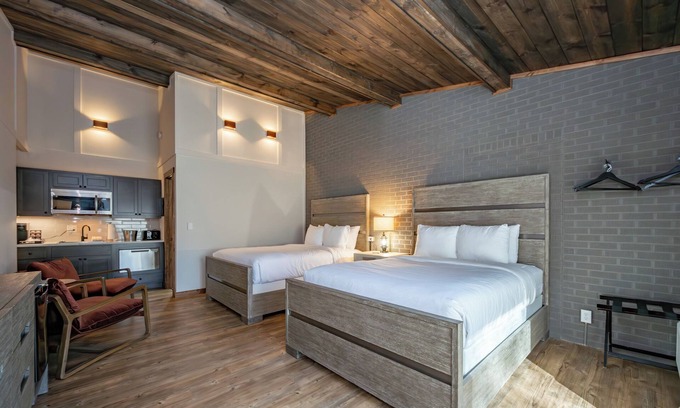 Thayerville Hotel | Cove Creek Lodge 218: Lakeside Double Queen Room