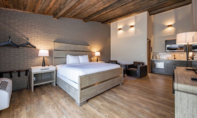 Thayerville Hotel | Cove Creek Lodge: 219 Lakeside Executive King