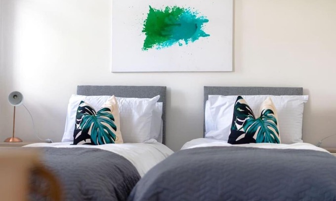 Wyken Apartment | Coventry 2 bed house Free parking Wi-fi Netflix near Ricoh Arena