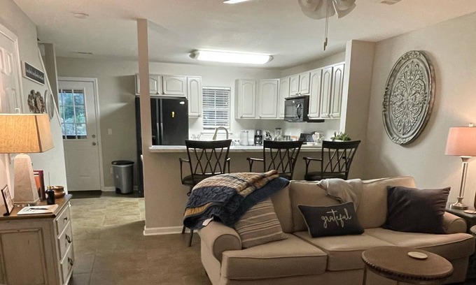 Starkville House | “Cowbella” new remodel. 5 minutes from MSU. Super host water view
