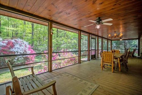 Cherry Log House | Cowboy Cabin - Creekside Firepit, Pool Table, Games + Large Screened-In Porch
