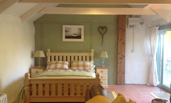 Grade House | Cowshed Cottage located nr Kynance cove