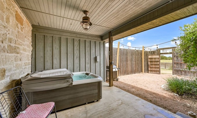 Fredericksburg Cottage | Cozi Cottage With Hot Tub! - 2 Min to Wineries!