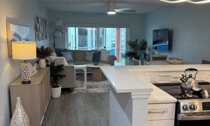 North Redington Beach Condo | Cozy 1-bedroom condo across street from beach in terrific North Redington Beach
