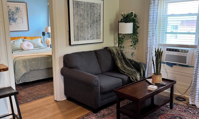 Old North End Apartment | Cozy 1-bedroom apartment - 5 Min walk to Church St