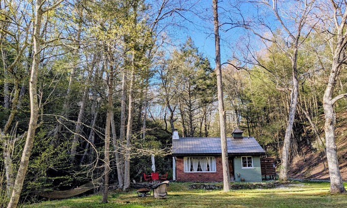 Milford Cabin | Cozy 1-bedroom cabin in amazing Milford with WiFi, AC next to stream.