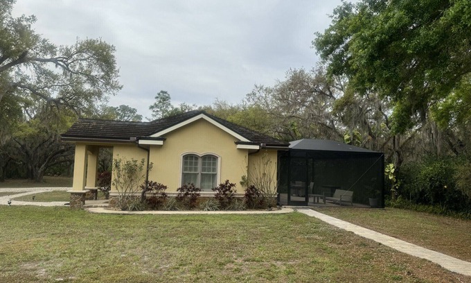 Braden River House | Cozy 1-bedroom house with AC and WiFi in adorable Sarasota on a 5 acre property