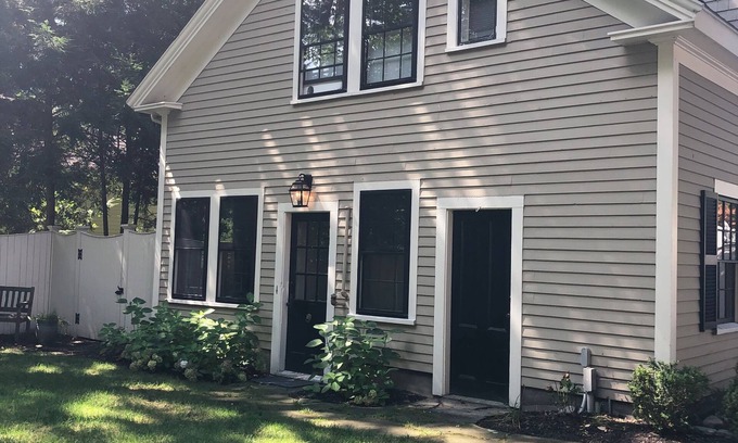Wellesley Apartment | Cozy 1 bedroom in great Wellesley location. 1block from the commuter rail.