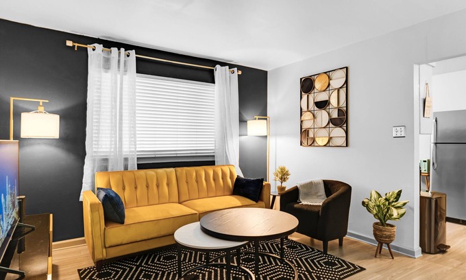 Oak Lawn Apartment | Cozy 1BD Space - Walkable to lively neighborhoods