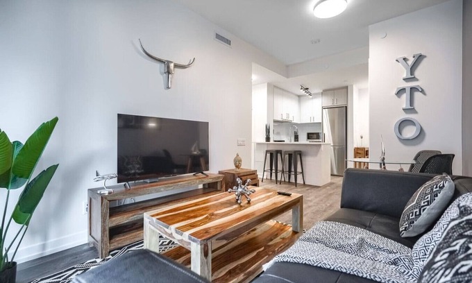 Church and Wellesley Apartment | Cozy 1BR Apt with Gym, Near Royal Ontario Museum