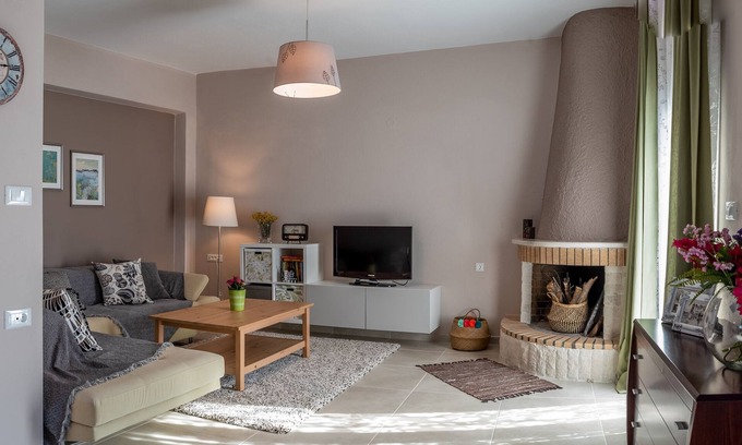 Milatos Beach House | Cozy 1st floor apartment with balconies