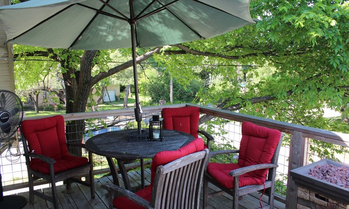 Highland Park West House | Cozy 2/1 Treehouse in Brykerwoods Neighborhood