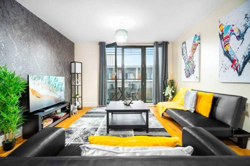 Theatreland Birmingham Apartment | Cozy 2 Bed Arcadian Centre By Azura Nights