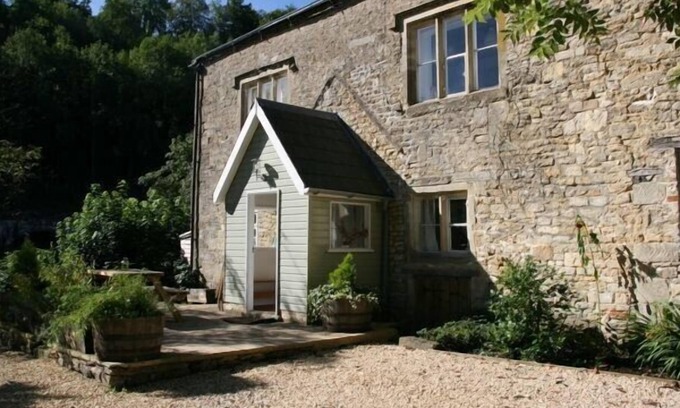 Chalford Cottage | Cozy 2 bed cottage, woodburner, fab walks, bike storage and washing